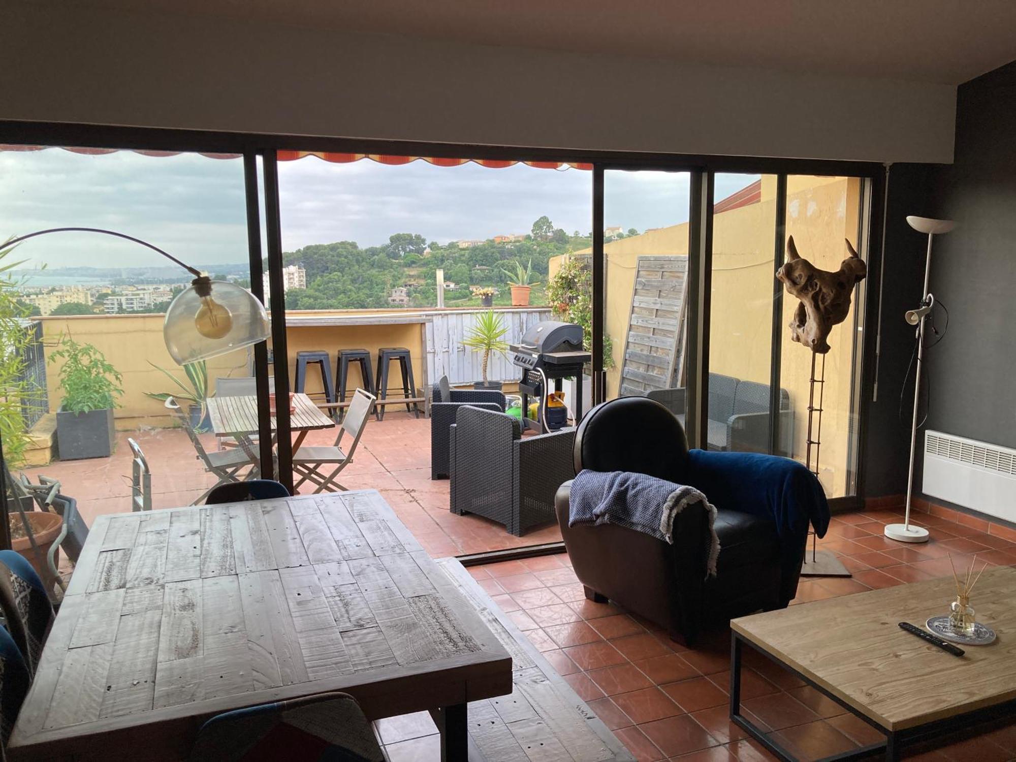T2 Traversant Avec Une Grande Terrasse Et Piscine Cagnes-sur-Mer Exterior photo