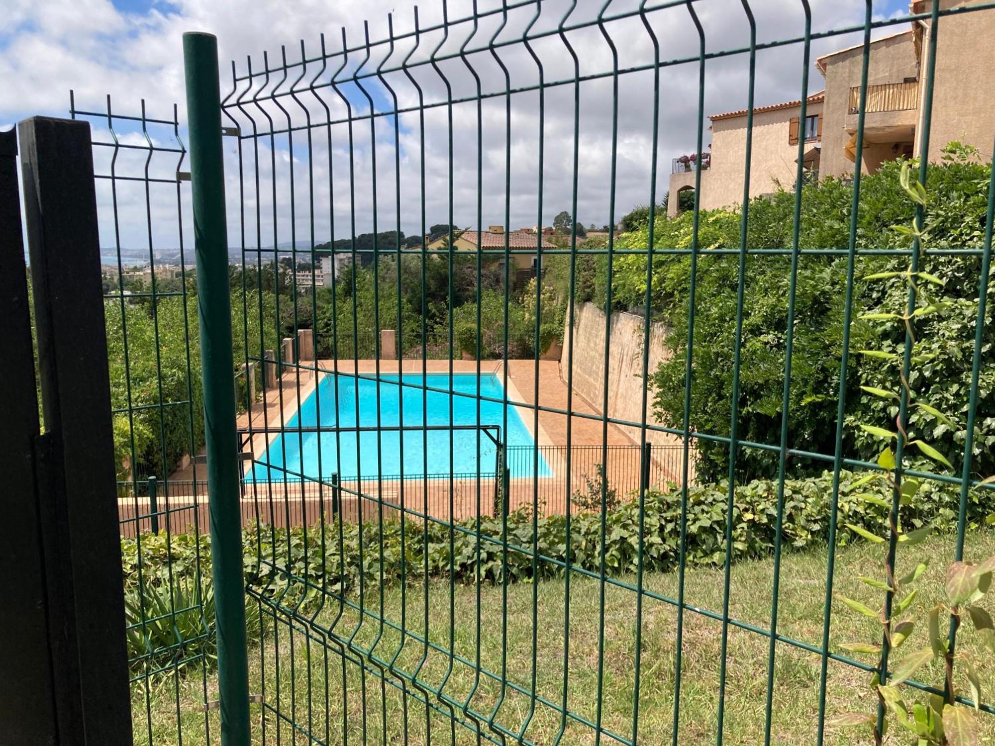 T2 Traversant Avec Une Grande Terrasse Et Piscine Cagnes-sur-Mer Exterior photo