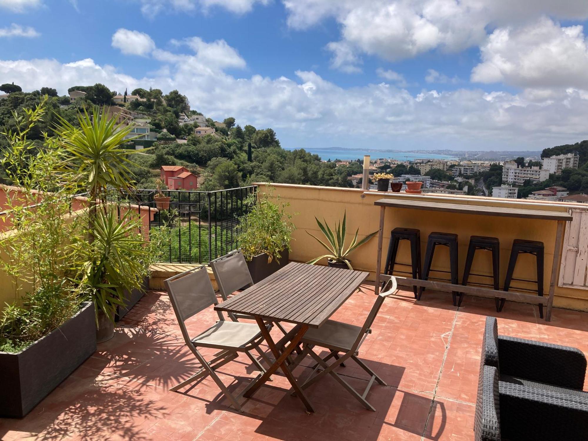 T2 Traversant Avec Une Grande Terrasse Et Piscine Cagnes-sur-Mer Exterior photo